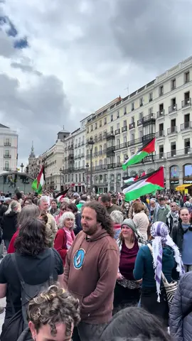 خرجت مظاهرة حاشدة في العاصمة الإسبانية مدريد اليوم دعماً للقضية الفلسطينية، حيث تجمع المتظاهرون للمطالبة بقطع العلاقات مع إسرائيل ووقف بيع الأسلحة إليها. المحتجون رفعوا شعارات تندد بالعدوان الإسرائيلي على غزة وعبّروا عن تضامنهم مع الشعب الفلسطيني.