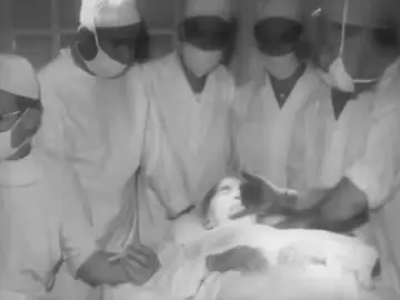 🇻🇳Thước phim tư liệu năm 1969: Các chuyên gia Liên Xô đang tiến hành công tác đặc biệt: bảo quản giữ gìn thi hài Chủ tịch Hồ Chí Minh sau khi Người qua đời. Công tác ướp đã thành công, thi hài được bảo quản rất tốt, giữ được nguyên vẹn những nét đặc trưng của Bác Hồ khi còn sống.  🇻🇳Đảng và Nhà nước ta đã quyết định để tang Chủ tịch Hồ Chí Minh 7 ngày (từ ngày 04/09/1969 đến 10/09/1969) và tổ chức Quốc tang với nghi thức trọng thể nhất. Thi hài Chủ tịch Hồ Chí Minh sau khi được bảo quản thì được đưa đến Hội trường Nhà Quốc hội để tổ chức Quốc tang. Thi hài Bác được đặt trong quan tài kính, mọi người đi xung quanh để tiễn biệt Người. Chúng ta đều biết là người chết thì diện mạo bên ngoài sẽ thay đổi rất nhiều. Nhưng sau hơn 50 năm trôi qua, thi hài Chủ tịch Hồ Chí Minh kính yêu của chúng ta vẫn đang được bảo quản giữ gìn rất tốt, tất cả các nét đặc trưng của Người vẫn giữ được nguyên vẹn như khi Người còn sống. Bảo quản giữ gìn lâu dài và bảo vệ tuyệt đối an toàn thi hài Chủ tịch Hồ Chí Minh là nhiệm vụ chính trị đặc biệt, có ý nghĩa vô cùng to lớn đối với sự nghiệp xây dựng và bảo vệ Tổ quốc Việt Nam xã hội chủ nghĩa. 🇻🇳CHỦ TỊCH HỒ CHÍ MINH VĨ ĐẠI SỐNG MÃI TRONG SỰ NGHIỆP CỦA CHÚNG TA!❤️ #Mậm 