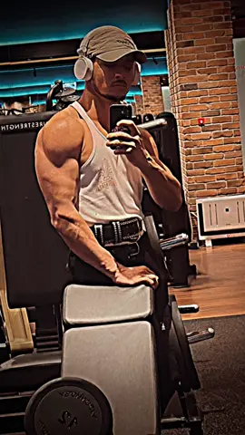 सरीर बनाउन जिम जानु मात्रै काफी हुँदैन — त्यहाँ नियमितता, धैर्य, र अनुशासनको खाँचो पर्छ। हरेक दिनको पसिना, हरेक मांसपेशीको दुखाइ, अनि कहिलेकाहीं थकित मनले पनि याद गराउँछ कि साँचो परिवर्तन एकैछिनमा होइन, निरन्तर प्रयासबाट सम्भव हुन्छ। त्यसैले हरेक सेट, हरेक रिप, हरेक पसीना झर्ने क्षण लाई ईन्जोय गरौ।#fitnessmodelprakash #gym #health 