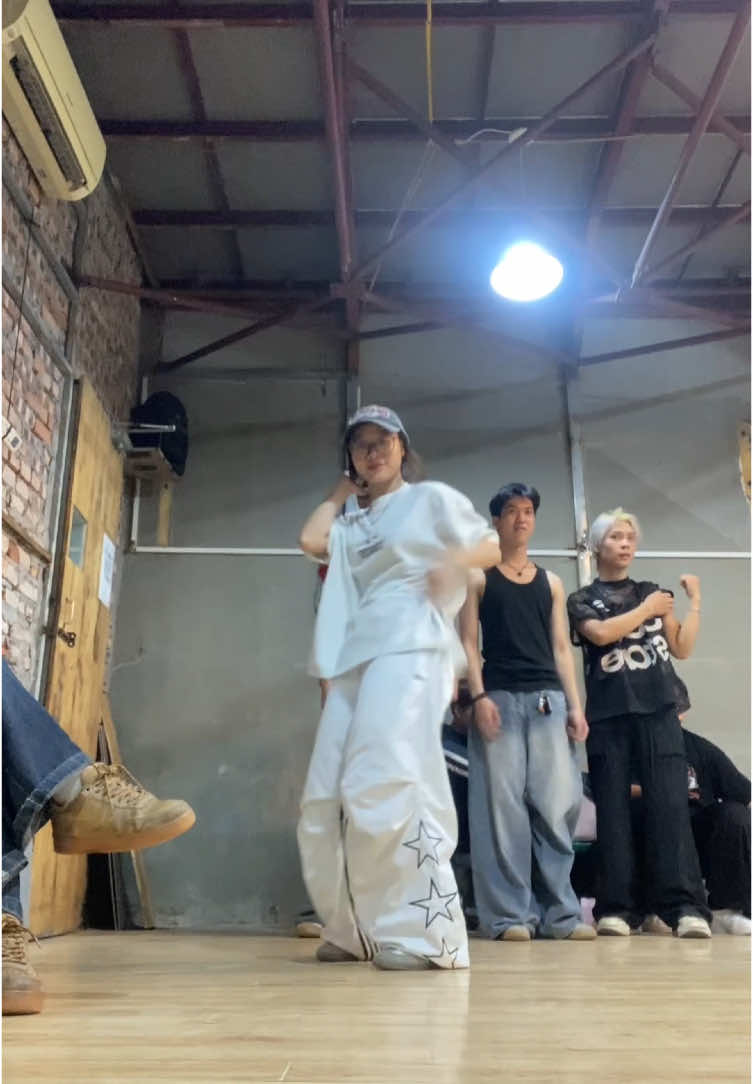 Tui đăng để giữ chuỗi 🥳🤩 Dc: @Minizize Dance Studio #tobii #minizizedancestudio #hotellobby #dance #fyp 