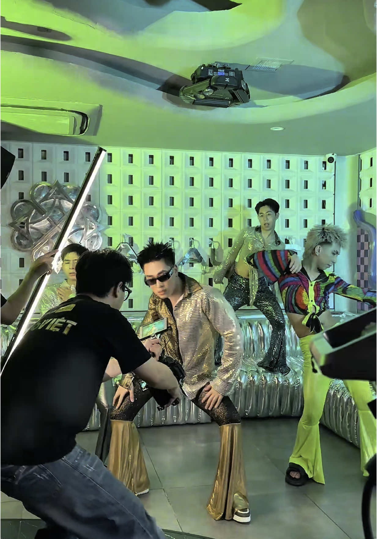 Hậu trường MV triệu view @Lê Bảo @Ccmk @Bách Khỉ                                   Xem full tại yt “Nơi tình yêu bốc đầu” #minhnhật 