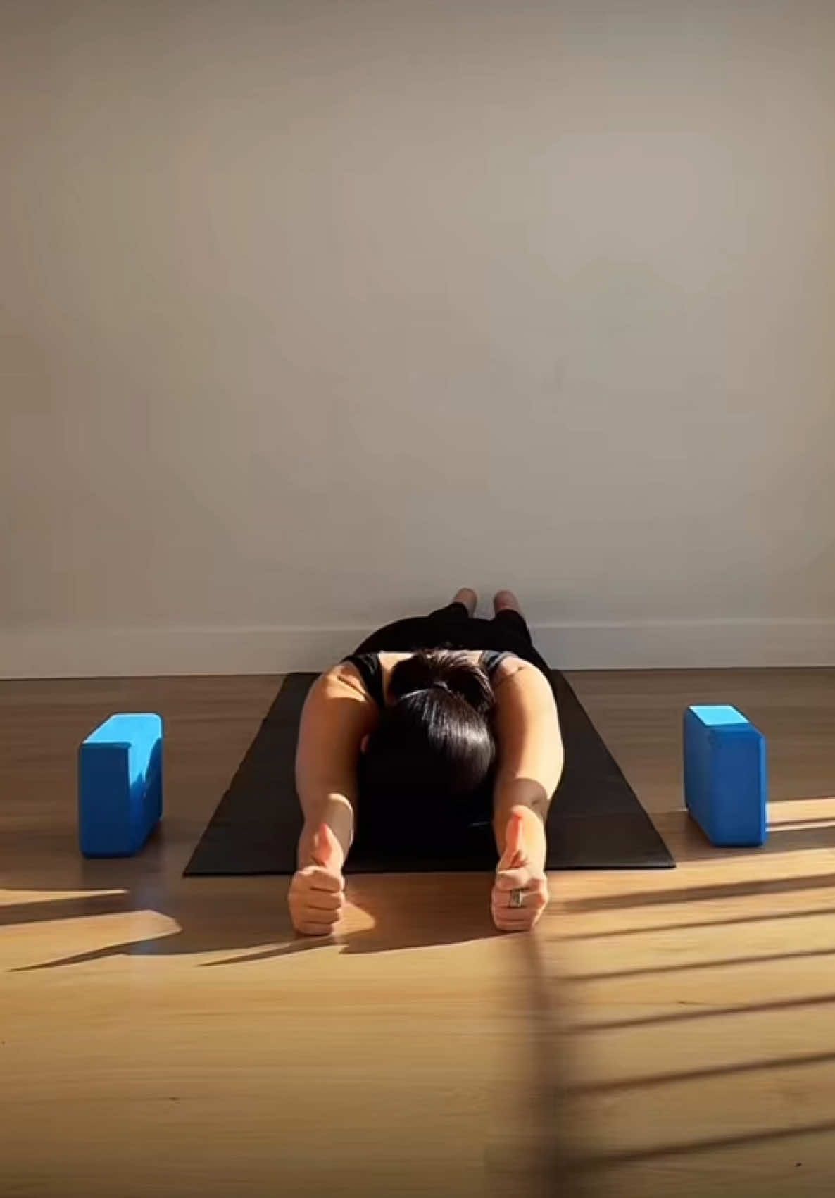 En casa hay realmente pocas opciones para entrenar la espalda. Pero incluso así, se puede y se debe entrenar. Tres ejercicios buenísimos para tu espalda. Podés usar libros en lugar de bloques de yoga. Apto para chicos🔥