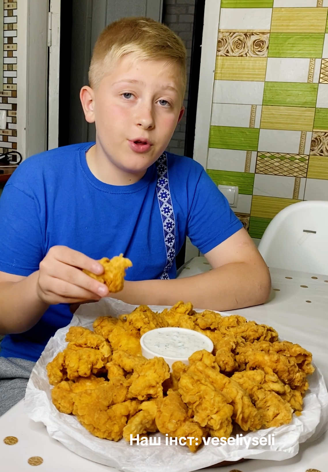 СТРІПСИ ВДОМА  -3-4 курячі грудки  ДЛЯ КЛЯРУ: -200 г борошна, -1 ч.л солі, -1 ч.л паприки, -0,5 ч.л перцю, -2 яйця, -200 мл води   ДЛЯ ПАНІРОВКИ: -150 г борошна, -1 ч.л паприки  -0,5 ч.л солі #стріпси #нагетсы #фастфуд #veseliyseli 