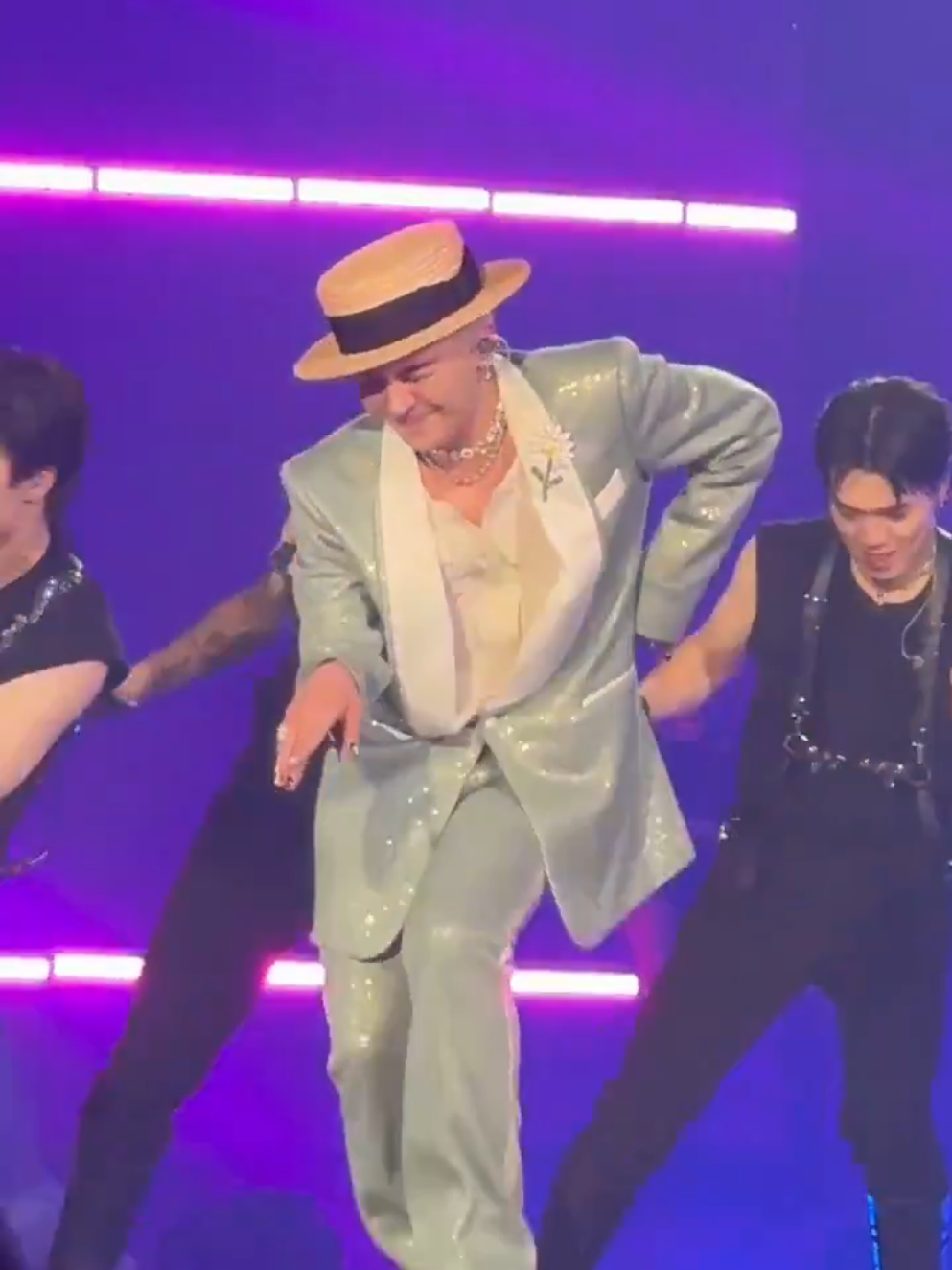 Ayyyyyyyyyyyy 🔥🔥🔥🔥🔥🔥🔥🔥😍🐉👑💛✨ #UbermenschInTokyo_Day1 #지드래곤  #GDWORLDTOURÜbermensch #gdragon #gdragonbigbang #kwonjiyong #jiyong #peaceminusone #bigbang #fyp 