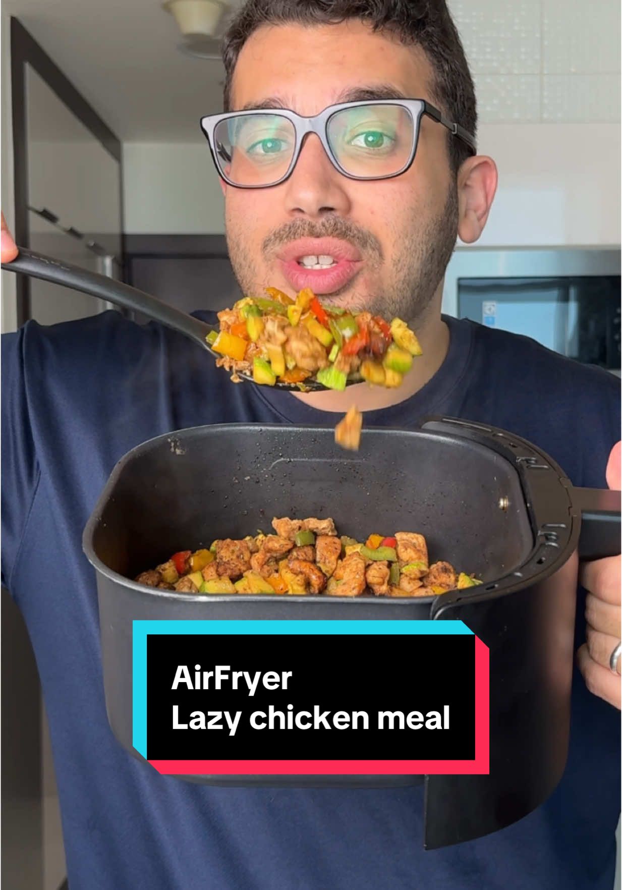Airfryer lazy chicken meal 🤓 وصفة الفراخ الكسلانة رهيبة 🙋🏻‍♂️ #tiktokcookbook #cookwithme #airfryerrecipes 