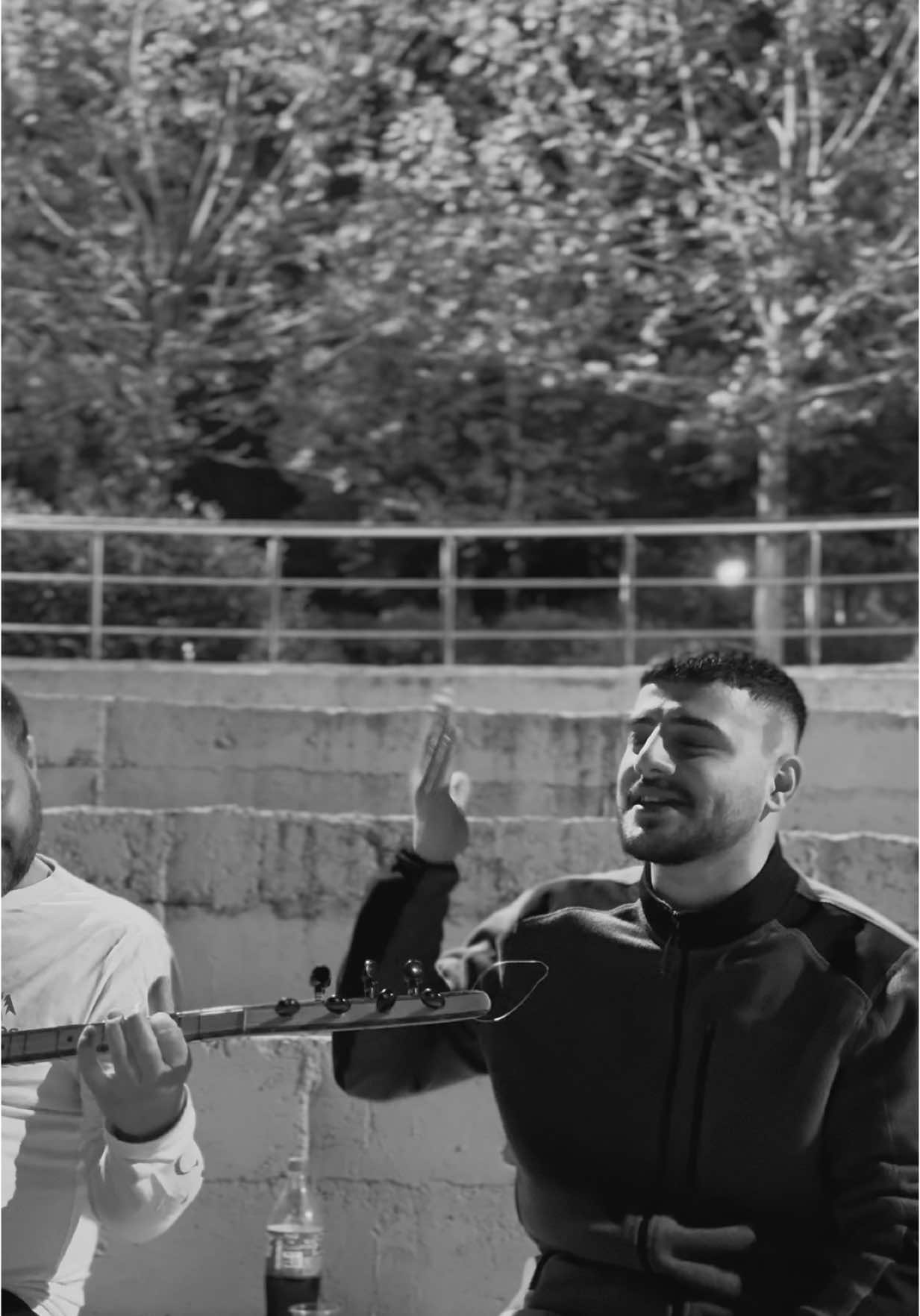 Türkçesi; Vay felek, belki evin yıkılır Neden benden aldın dostumu yarimi Dünya zindan gibi olmuş başımın üstüne Sabır ve sebat bende kalmadı, inleyeninim @Hozan Aytaç 🎙️ @Aydın ŞENGÜL 🎸 . . . .  #keremkaraaslan #kesfet #keşfetteyiz #müzik #şarkı #tiktoktürkiye #beniöneçıkart #fyp #fypシ゚ #viral #lyrics #lyricsedit #türkü #kürtçeşarkılar #kürtçemüzik #kürtçemüzikler #kürtçe #diyarbakır #istanbul 