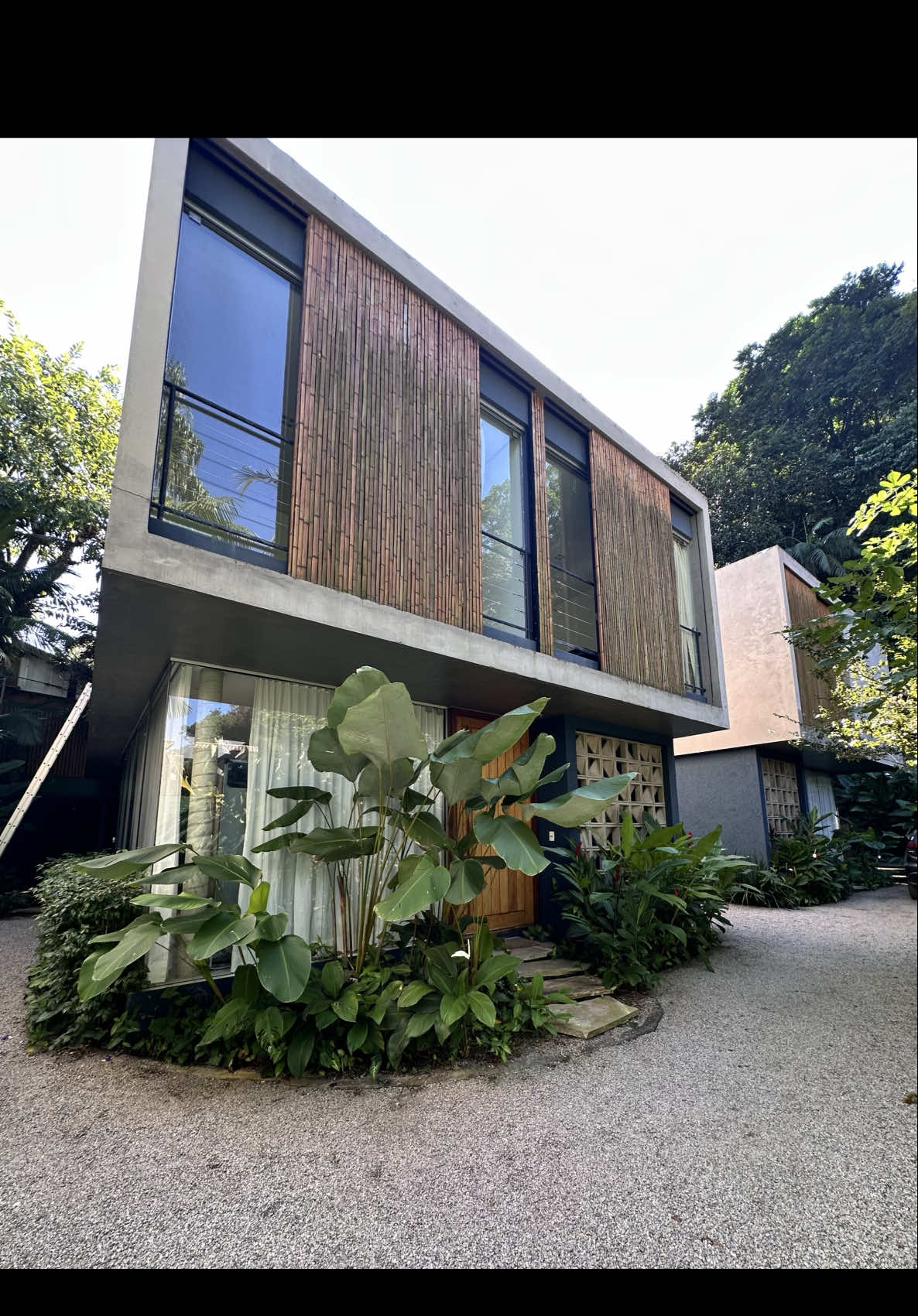 Imóvel disponível para locação anual localizado na praia de Camburi - São Sebastião SP ✨  4 Suítes | Varanda com churrasqueira  R$ 12.000,00/mês Para mais informações (12) 996202063  #casanapraia #litoralnortesp #casasmodernas #locação #condominio #corretoradeimoveis #praia 