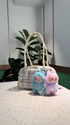 warnanya cocok banget dipakein bagcharm lucu2 ih gemes @ENJI Official Store #enjibag #shoulderbag 