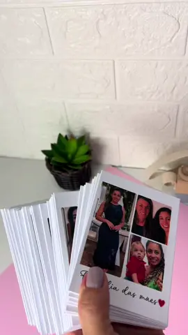 Eles fazem sucesso por onde passam! Nossos polaroids de ímã são perfeitos pra eternizar momentos especiais de um jeitinho único e cheio de amor. Aniversário, viagem, casamento, formatura… virou lembrança, virou ímã! Cria o teu também e espalha memórias por aí. #PolaroidDeÍmã #CriaComAmor #LembrançasQueColam 