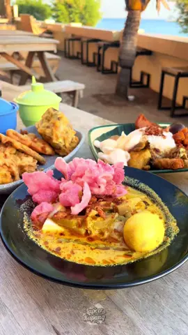 SARAPAN PAGI LEZAT DENGAN VIEW LAUT YANG MEMIKAT 😍✨ Rekomendasi sarapan pagi yang buka setiap hari mulai dari jam 6 pagi yakni di @seafoodbundokanduang dong. Selain tempatnya bersih dan nyaman, view langsung ke laut lepas juga memikat. Terdapat beberapa pilihan sarapan seperti nasi uduk, bubur ayam, lontong sayur dan masih banyak lagi. Mimin paling suka sama wedang jahenya yang strong dan cocok untuk sharing. Menu favorit kamu apa nih di sini? Jangan lupa mampir 🫶🏻 🍴 Sarapan Pagi Seafood Bundo Kanduang 📍 Jl. Timor Raya No. 1B (depan Hotel Aston) ⏰ 06.00 - 10.00 ✅ Tersedia di Grab Food #lapeerkupang #kupangkuliner #kulinerkupang #kupanghalalfood #sarapan #foodies #nttpride🏝🔥 #viralkupang #fyp #kuliner #makandikupang 
