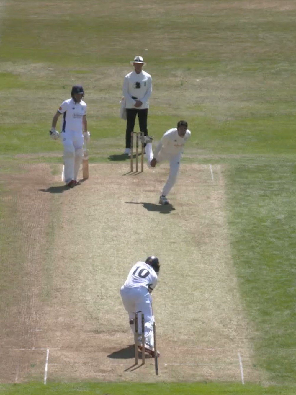 Abbas hitting top of off this is County Champ heritage  #cricket #englandcricket #countychampionship #countycricket 