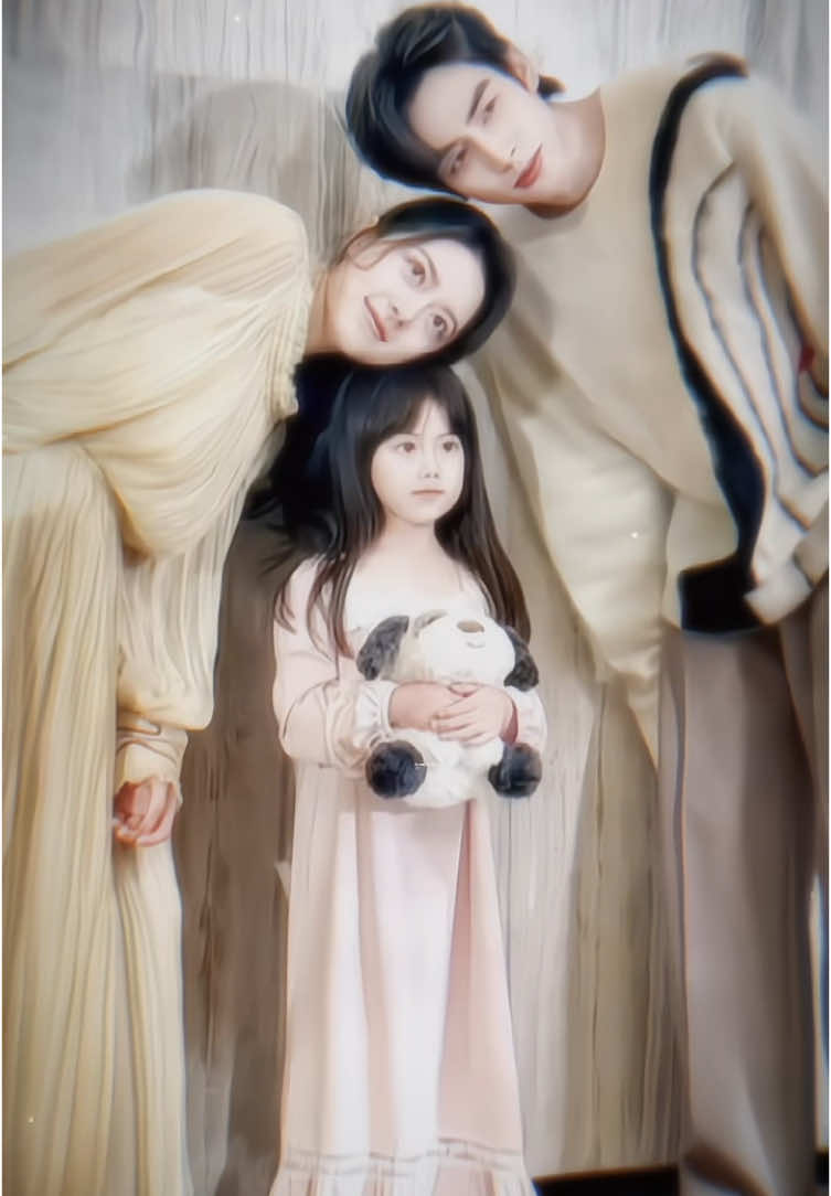 Mang ngay gia đình kiểu mẫu 2025 đến đây!  Mẹ con là Nhiếp Hi Quang giám đốc công ty, ba con là Lâm Tự Sâm một bác sĩ tài giỏi và con là Tiểu Tinh Hằng của mẹ Nhiếp ba Lâm💛 #zhaojinmai #trieukimmach #angelzhao #tonguylong #songweilong #ann_ng #xh #viral #fyp 