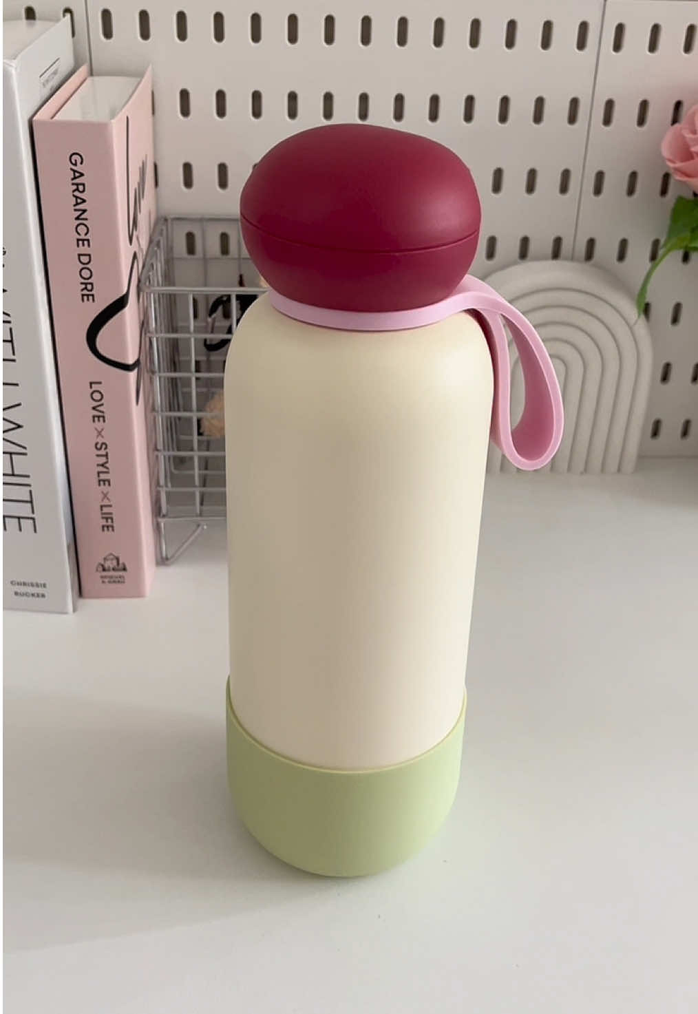 Finally got this Sunnies flask 32oz Pebble Flask with boot (24hrs Cold and 12hrs Hot!) — Bottles Material: Stainless steel | Bottles features: heat-insulating, leak-proof, cooling. Ergonomic Design and Comes with more colors! #sunnies #sunniesflask #sunniesstudios #sunniespebbleflask #pebbleflask #customizedflask #customizedtumbler #tumbler #flask 