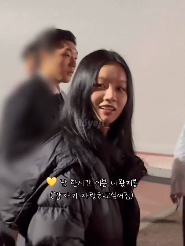 Ini yg aku suka dgn hyeri..super2 ramah, pertanyaan dri fans slalu djawab sma dia🫶😘💕 F: