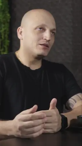 Você tá subestimando o poder do YouTube? Enquanto vídeo curto entrega segundos de atenção, o YouTube oferece minutos — até horas — com seu público. E isso muda tudo. 📚 O autor de Oversubscribed afirma: são necessárias 7 horas de tela pra alguém confiar o suficiente pra comprar de você. E vídeo curto não entrega isso. 🔥 No YouTube, a pessoa vê você, ouve sua voz, se conecta. É onde se constrói autoridade de verdade. 🎯 Quem entende isso, cresce com consistência — enquanto os outros vivem de viral. Quantas horas seu público já passou com você? #EduardoBeraldi #YouTube #YouTubeParaNegócios #AutoridadeDigital #ConteúdoQueVende #MarketingDigital #VídeoLongo #ConfiançaQueVende #FunilDeVendas #CrescimentoOrgânico #NegóciosOnline