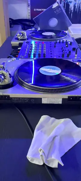 Bass bumpers - The music's got me 2 Brothers on the 4th floor - Can't help myself Lee Marrow - To go crazy Bad yard club - In the ghetto The Beatnuts - Watch out no#beatmatching #genx #musiclover #sl1200mk2 #retromusic #classic90s #djs #fyp #vinylcollectors #housemusic #housemusicdjs🎧 