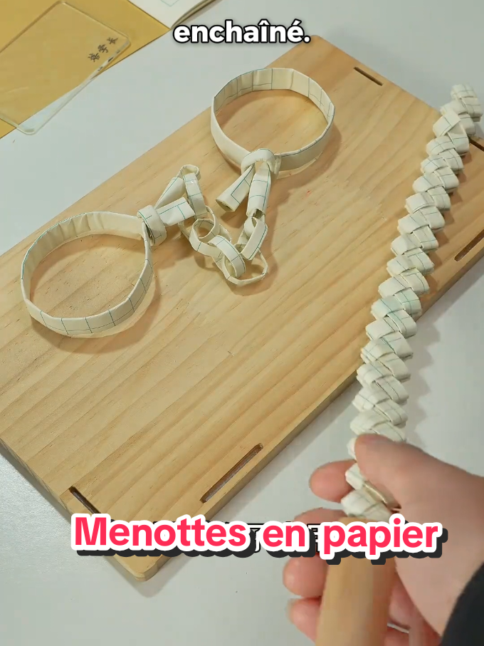 🧷 Des menottes en papier solides, ingénieuses et super fun à fabriquer ! Parfaites pour sceller une amitié… ou déclencher une bataille de récré 😎 🔥 Tuto simple ➔ À faire avec du matériel de récup' 🛠️ #DIY  #papercraft  #faitmain  #bricolagefacile #tuto 