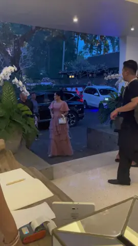 Anggun dan sangat mempesona Titi Kamal di Pernikahan Luna Maya dan Maxime Bouttier #lunamaya #maximebouttier