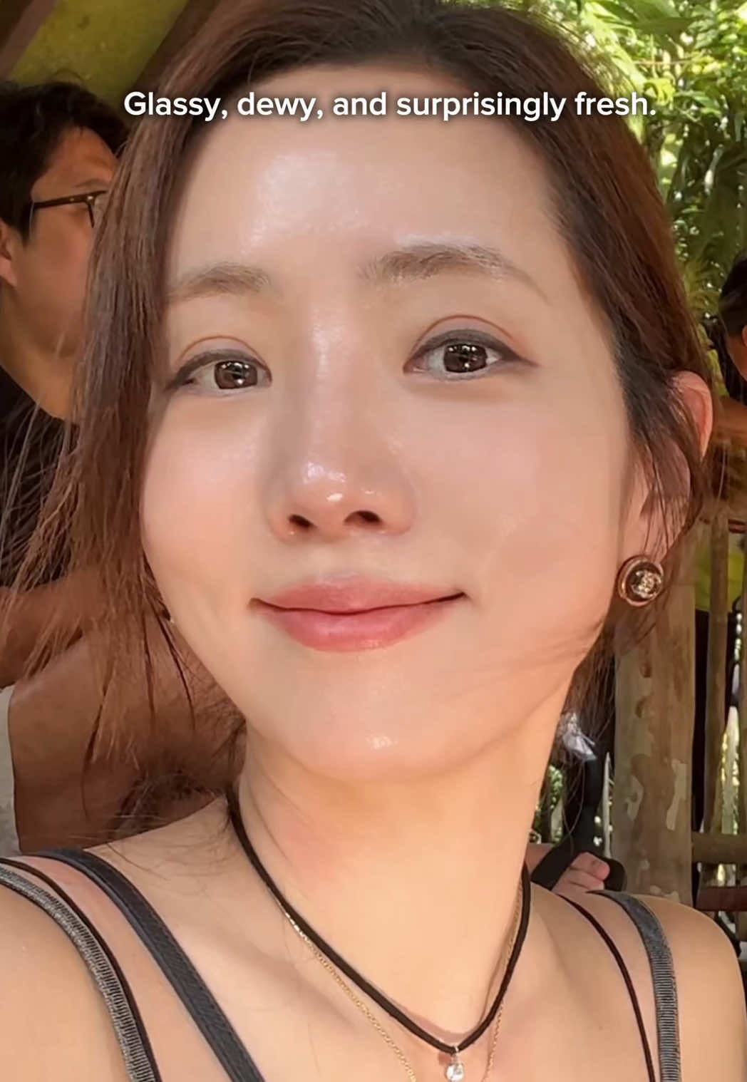 35도가 넘는 날씨에  아이랑 동물원에서 7시간을 머물러도 피부가 유리처럼 빛나는 이유✨💛 제품정보 믹순 콩 밸런싱 앰플 미스트 @mixsoon_global  @OLIVE YOUNG Global  #kbeautyskincare ##mixsoon  #KBeauty  #GlassSkin #DewyGlow #SkincareInTheHeat #MomLifeBeauty #MixsoonMist #SoyMist #KBeautyRoutine #HotWeatherSkincare #ZooDayGlow #KBeautyFavorites #VeganSkincare #HydrationOnTheGo #EvenGlowier #GlowingMom #MixsoonSoybeanMist