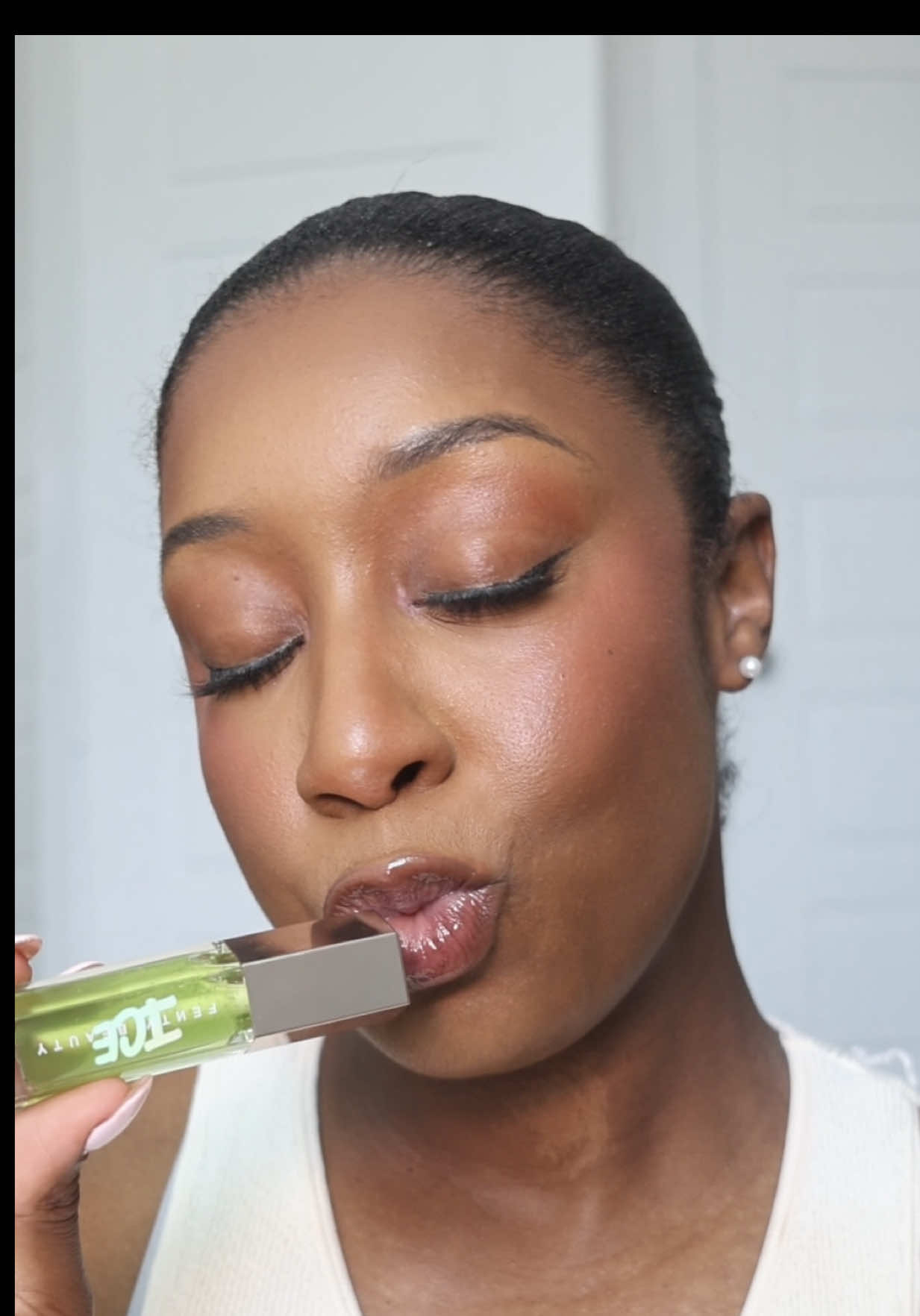 @Fenty Beauty has done it again with these yummy smelling gloss bombs!! Cucum Brrr is my lip topper of the summer 🥒 #fentybeauty #newmakeup #newmakeupproduct #fentyglowglossbomb #makeupreview #makeuptutorial #blackgirlmakeup #dallascontentcreator #dallasbeautyinfluencer #fyp