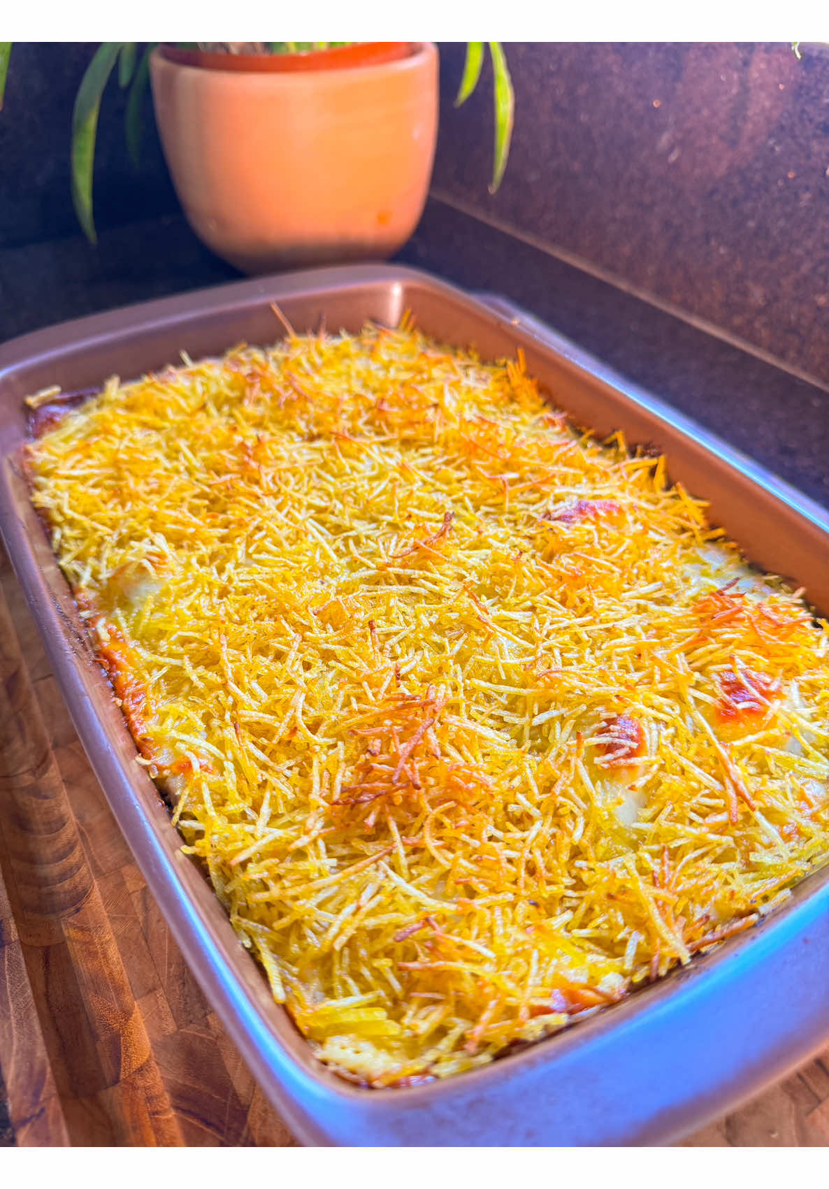 Fricassê com Filé Mignon Suíno 💛 Um Dia das Mães especial tem que ter aquele #ToqueFrimesa, por isso decidi celebrar com um Fricassê de Filé Mignon Suíno junto com a @Frimesa  • 1 kg de filé mignon suíno  • 1 colher de sopa de alho com sal • Suco de 1/2 limão • 1 cebola • 100 g de azeitonas • 2 latas de milho • 400 g de nata • 200 g de requeijão • 3/4 de xícara de água • Salsinha a gosto • Queijo muçarela • Batata palha ✅ Já salva para não perder! #ToqueFrimesa #Frimesa #Publi #almoço #almoçodedomingo 