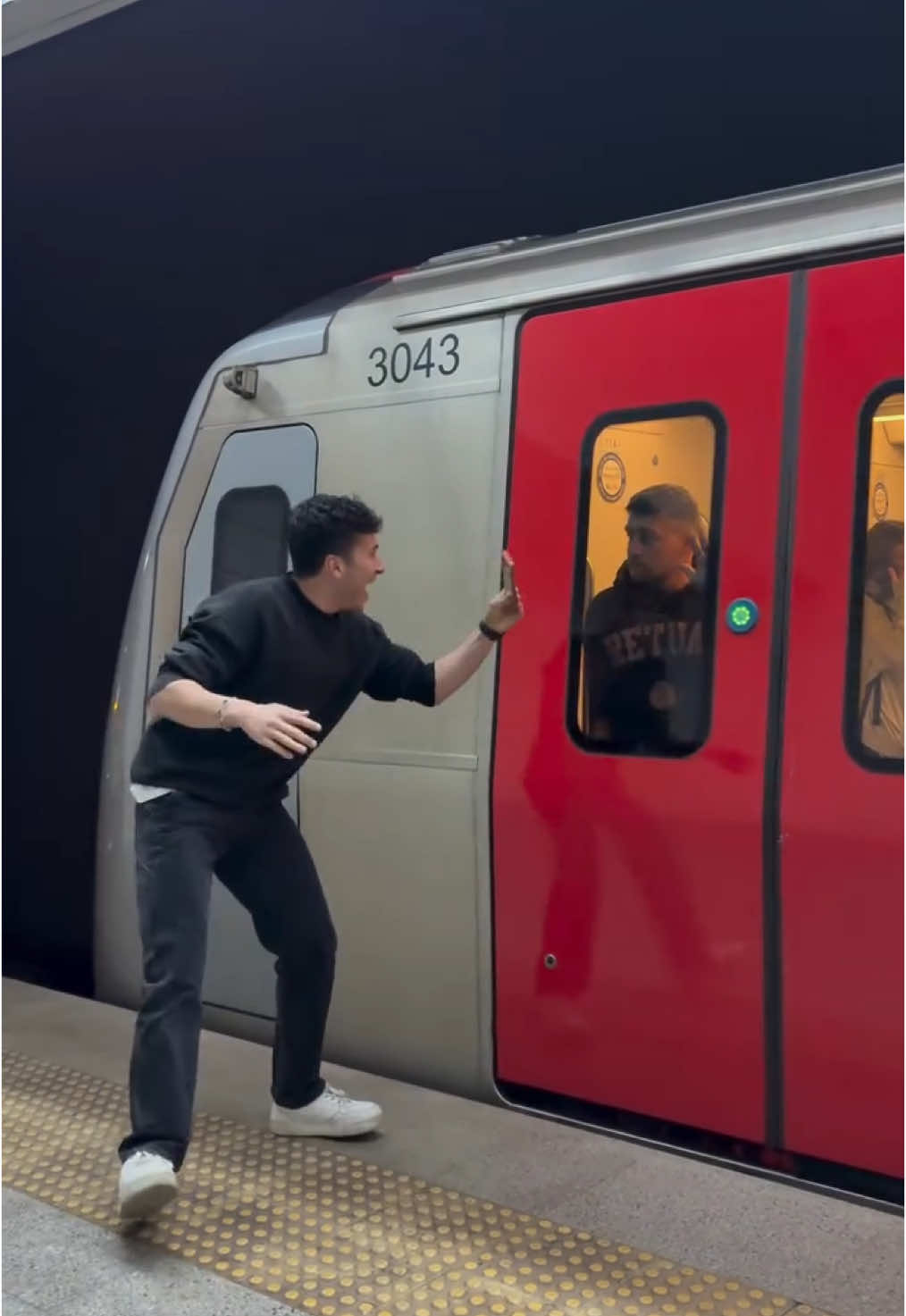 Yapabileceği hiç bir şey yoktu 😂 . . #explorepageready #dancer #tarkan #dancechallenge #reels #dans #komik #kesfet #fypage 