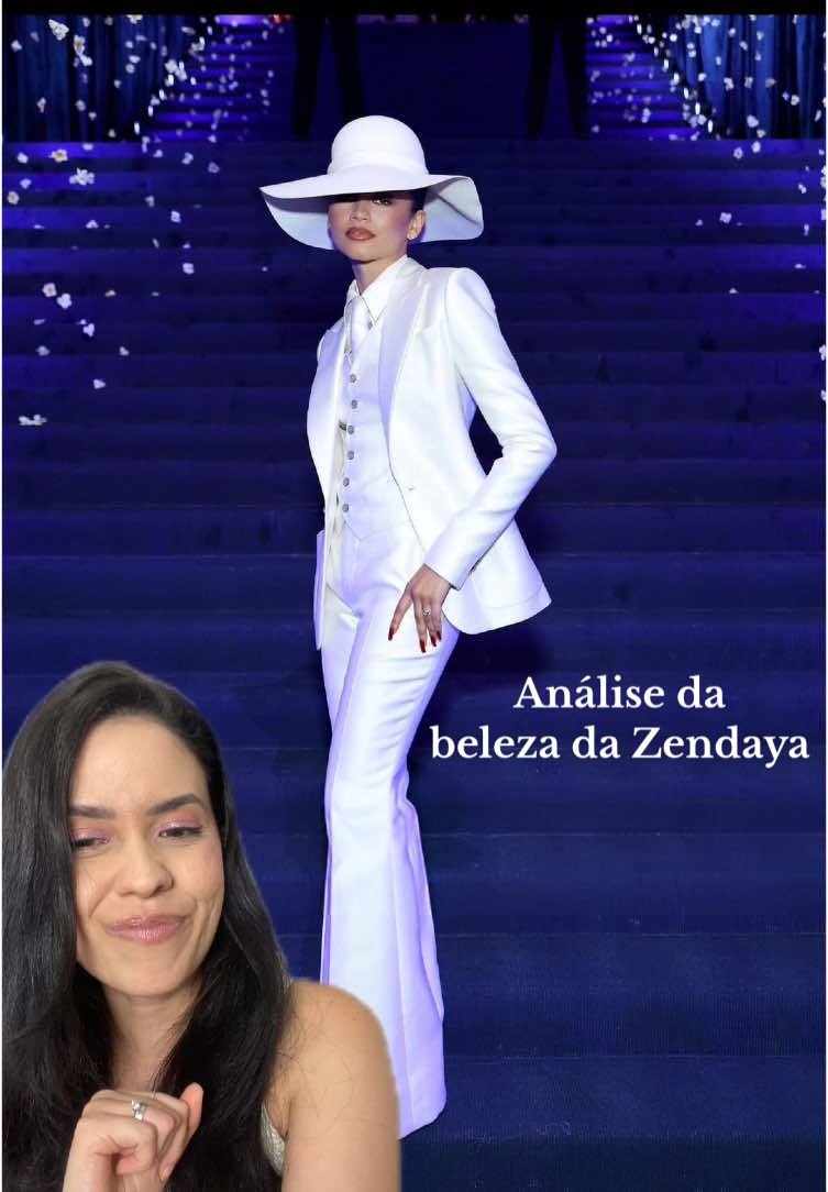 Respondendo a @bia  Zendaya roubou a cena no Met Gala 2025 — mas o que faz a presença dela ser tão hipnotizante? No vídeo de hoje, analiso o visual impactante da Zendaya e revelo os segredos da sua Identidade Corporal Dramatic pelo Sistema Kibbe. Com traços marcantes, estrutura óssea forte e linhas verticais evidentes, Zendaya representa com perfeição a essência do tipo Dramatic: elegância imponente, sofisticação moderna e um tipo de beleza que brilha com looks arquitetônicos, cortes retos e visuais ousados — como o que ela usou na edição 2025 do Met Gala, cujo tema foi “Superfine: Tailoring Black Style”. Entender o Sistema Kibbe é transformar a forma como enxergamos beleza e harmonia. É ir além das tendências e descobrir o que realmente valoriza cada tipo de corpo — um diferencial poderoso para quem deseja atuar com profundidade na consultoria de imagem. Quer dominar o Kibbe, se tornar especialista e viver da consultoria com autoridade? A Formação Kibbe 360 é o caminho. Próxima turma com vagas limitadas —  acesse o link na bio e receba os detalhes para garantir sua vaga antes da abertura oficial! #Zendaya #MetGala2025 #SistemaKibbe #KibbeDramatic #ConsultoriaDeImagem 