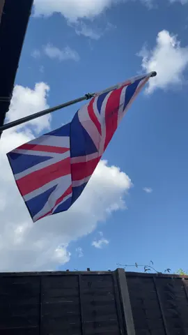 Not bad to say it came from #temu I was actually expecting it to fall apart 🤨 #flag #uk #britain #england #greatbritain #little #big #windy 