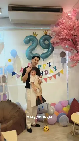 ไบร์ทๆ กับเบบี๋ไบร์ท น่ารักมาก ไบ๊ลูบหัวร้อนตลอดเลย ว่าแต่น้องเบบี๋ไบร์ทกี่ขวบกันแน่นะคะ  @Brightrpp #BrightRapheephong  #brightrpp #SOLBright  #29thbrightrppbirthdaymuกับเธอเลยเจอlove #gucafe 