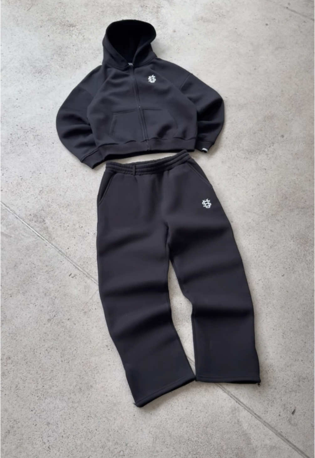 This jogger is restocking very soon.  • Gray & Black & Navy Blue & Ponk + 1x NEW Colorway It’ can be worn Flared & Baggy.  • • • #streetwear #clothing #clothingbrand #jogger #trackpants #vintage #fitinspiration #styleinspo #baggy #loosefit #trikko #fashion #y2k #baggyjogger#streetwear #zara #pink 