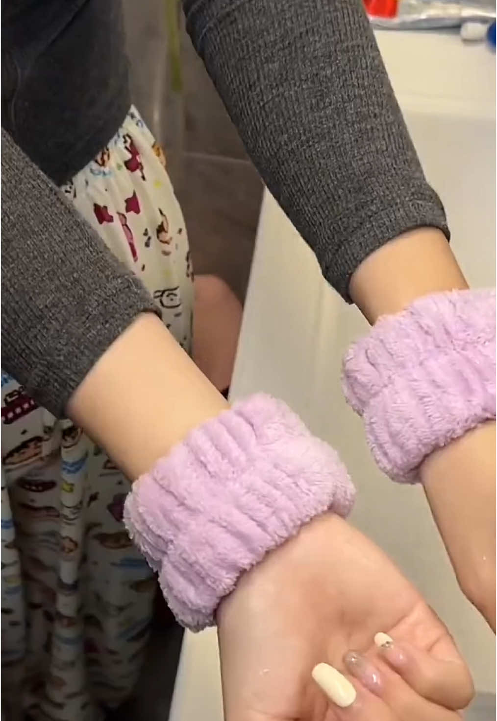 Rửa mặt k lo ướt tay áo #dotienich #vongtayruamat #bangdoruamat 