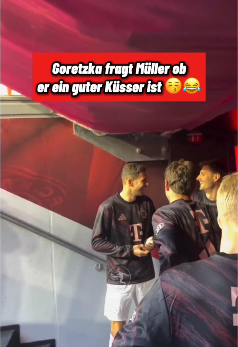Wer wird solche Müller Videos auch vermissen? 🥹😂#thomasmüller #fussball #müller #leongoretzka #goretzka #fcbayern #kuss #bundesliga #robsaaa 