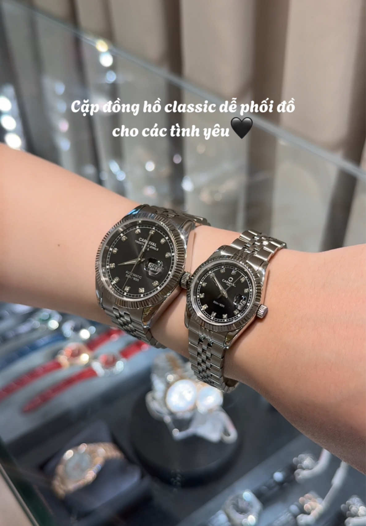 🖤Lên thêm cặp đồng hồ đôi mặt đen classic cân mọi outfit & cân lun ai da ngăm đeo ẻm lên hơi bị tôn da ạ. Và còn cân lun cả ai chưa có ngiu em có lẻ lun ạ kaka🖤 #carnival #donghocarnival #watch #dongho #donghodoi #donghocap #donghocouple #donghonam #carnival8131 #donghonhacoco #unboxing 