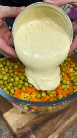 سالاد اندونزی ( رسپی اصلی ) 😍 . این نزدیک ترین دستور این سالاده که میتونید به راحتی درست کنید 👌 هم آسونه هم فوق‌العاده خوشمزه  بهتون توصیه میکنم از دستش ندید 👇 @hassani.delish @hassani.delish ‌ مواد لازم ✍️  ‌ کلم سفید ۱ عدد  کلم بنفش ۱ عدد  ژامبون گوشت ۶ ورق  ذرت ۲۰۰ گرم  خیارشور کنسروی به مقدار لازم  هویج پخته شده ۳ عدد  نخود فرنگی ۱ کنسرو ‌ برای سس 👇 ‌ مایونز ۵ ق.غ خردل ۳ ق.غ نمک و فلفل به مقدار لازم  آب خیار شور به جهت رقیق تر شدن ۵ ق.غ  ‌ ✨نکات✨ این یک ساعت زمانی که بهش می‌دیم داخل یخچال باعث میشه سس بشینه بر جان سالاد و فوق‌العاده خوشمزه اش می‌کنه 👌 نوش جانتون ❤️ ‌ حسنی هستم 👨‍🍳 اگر براتون سوالی پیش اومد حتما بپرسید  در توانم باشه پاسخ میدم  @hassani.delish @hassani.delish . . . . . #سالاد #سالاد_فصل #سالادها #سالاداندونزی 