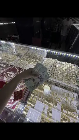 “Tiền không làm người ta xấu đi, nó chỉ bóc trần bản chất mà họ giấu kỹ bấy lâu,vì tiền, người ta có thể quỳ gối trước cái sai và quay lưng với điều đúng,đồng tiền có thể mở mọi cánh cửa,kể cả cánh cửa dẫn đến sự tha hóa,khi lương tâm im lặng,đồng tiền lên tiếng thay đôi khi,thứ bán rẻ nhất trên đời lại chính là giá trị con người dưới bóng đồng tiền.”#fyp #xh