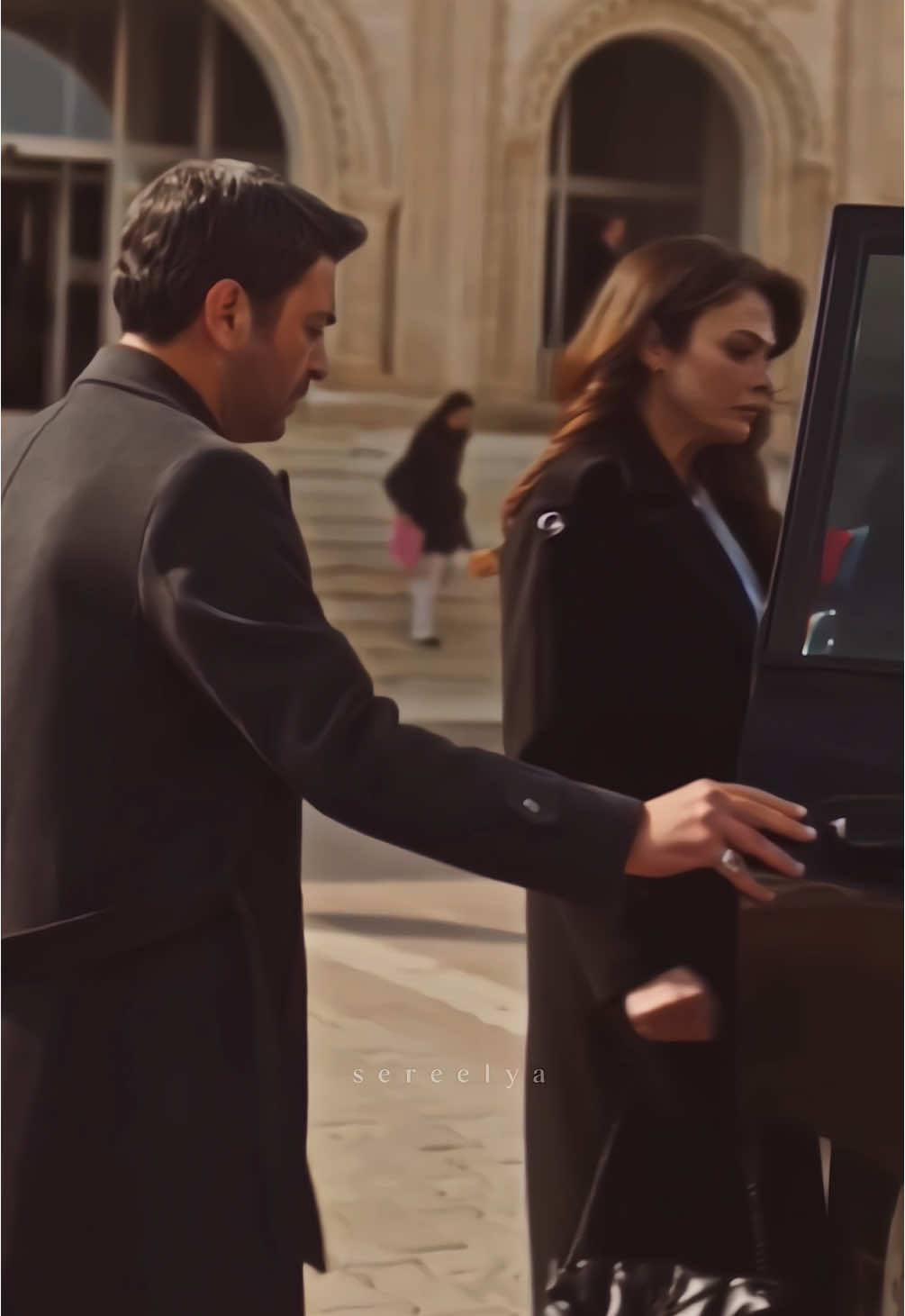 Вот и вся разница между Бораном и Джиханом:Джихан бы никогда не поступил,как Боран.Он бы ни при каких обстоятельствах не отдал свою жену другому,а уж тем более-не просил бы кого-то жениться на ней после своей смерти. Для Джихана она-не просто жена,а женщина,которую он защищает до последнего удара сердца.Боран оставил завещание,в котором сам передал свою жену брату,а Джихан,услышав даже в примере,что его жену могут выдать за другого,сорвался.Вот и вся разница между ними. #turkishseries #турецкиесериалы #uzakşehir #cihal #джихал #далекийгород #джиханалбора #альяалбора #синемунсал #озанакбаба #ozanakbaba #sinemünsal #cihanalbora #alyaalbora