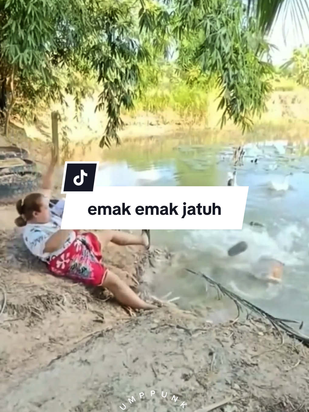 emak emak jatuh  #tiktokketawa #tiktokcanda #tiktokfyp #fyp #sorotan #viral #terkenal #lucu #kontenlucu #ketawa #funny #ngakak #bikinngakak #bikinketawa #jadiviral #wayjumppunk 