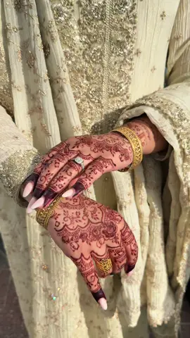Obsessed with this look 😍  #fyp #capcut #weddingvibes #pakistaniwedding #nikkahceremony #gold #glam #mendhi #sophiawebster #birmingham #partymakeup 
