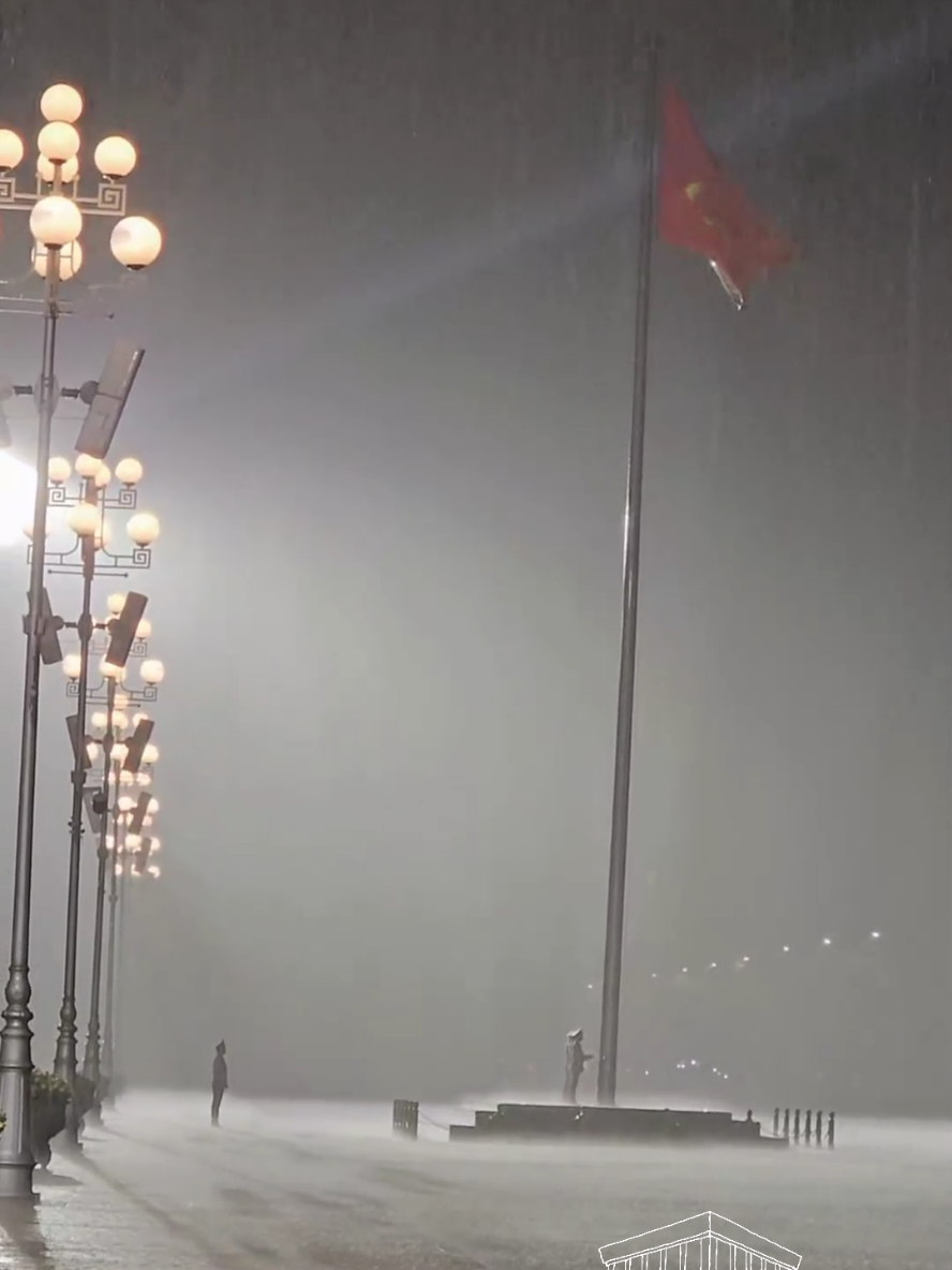 Mưa to là mưa nhỏ, mưa nhỏ là không mưa Có những khoảnh khắc sẽ khắc ghi trong tim ta đến suốt đời Lễ Hạ Cờ ngày 10/5/2025 #ltn_agn #LăngBác #Hanoi #quangtruongbadinh #btllang #lehaco 