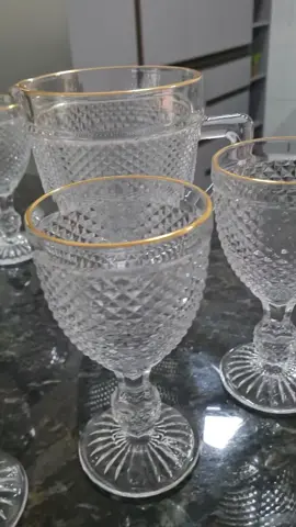 jogo de jarra e taças com Borda  fio de ouro 