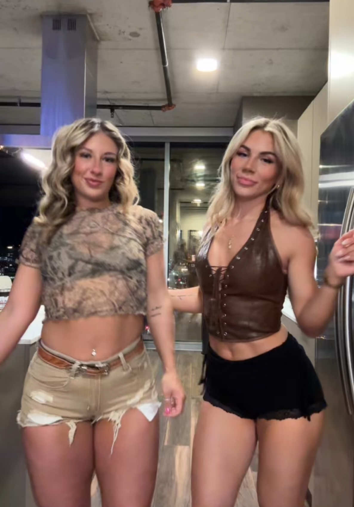 Twins back in Nash 🤠 @Bella Rovirosa #fyp #twins #bestfriend #nashville #linedance #nash 