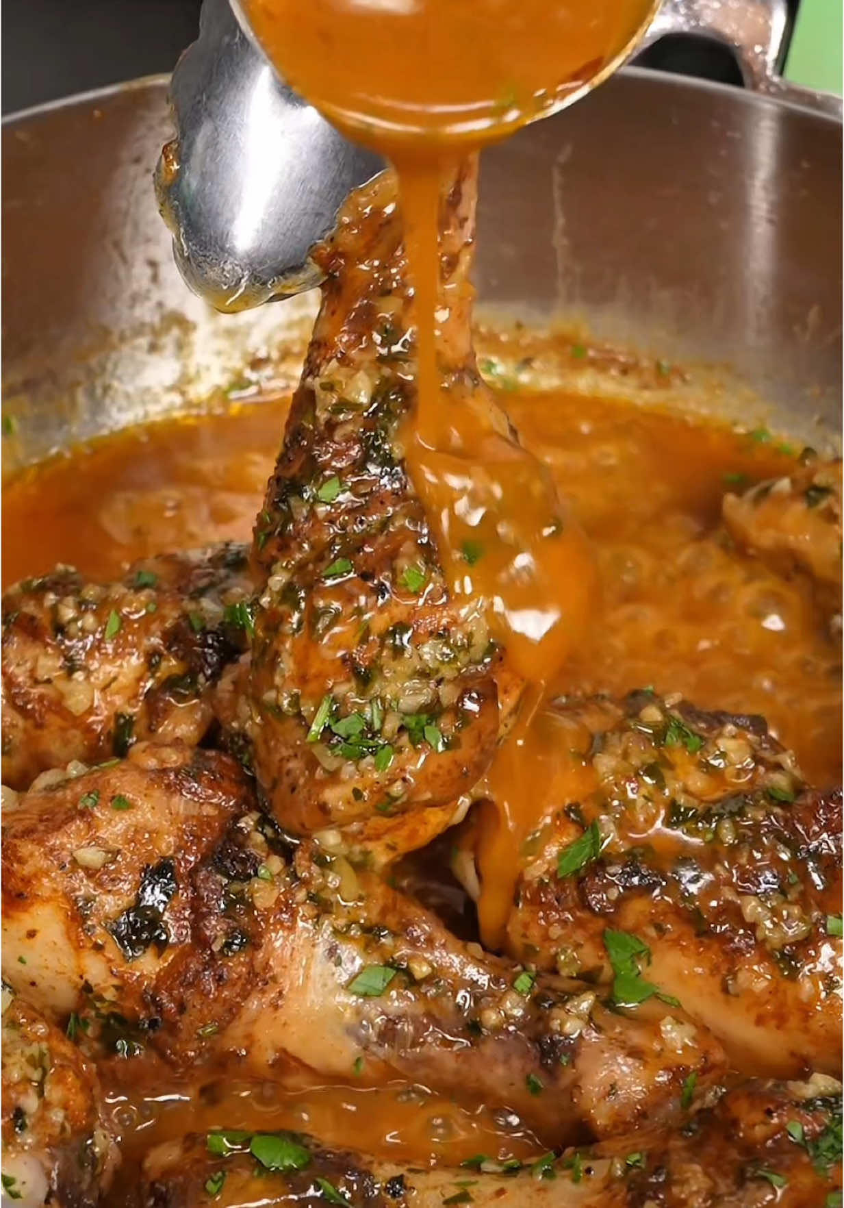 Cómo hacer PIERNAS DE POLLO AL AJILLO 🧄🌿 INGREDIENTES: ▪️6 piernas de pollo  ▪️Sal y pimienta de ▪️2 cucharadas de Paprika  ▪️7 dientes de Ajo  ▪️Una ramita de perejil ▪️1/2 taza de mantequilla  ▪️Aceite de oliva #tiktokfood #recetas #pollo #losdeñam #mexico #usa #parati #fyp