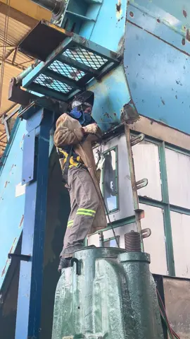 Soldagem do dornelo dá moenda #soldadoresbrasil #soldadoresdelmundo #industrial #moenda #flop #fyp #eletroudorevestido 