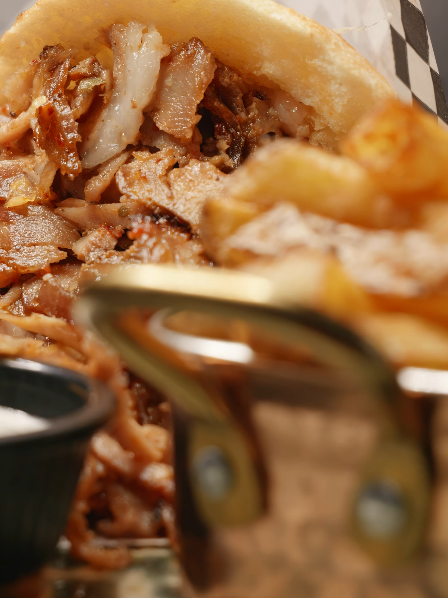 🔥 Quand la perfection se grille lentement… Chaque détail compte : la viande dorée à point, la découpe précise, la garniture fraîche et généreuse. Chez Oz Grill, le kebab devient un art. Préparé maison, servi avec passion. Une bouchée et tout change. 🍽✨ 📍Oz Grill – L'authenticité au goût incomparable. #kebab #faitmaison #ozgrill #rouen #halal #restorouen