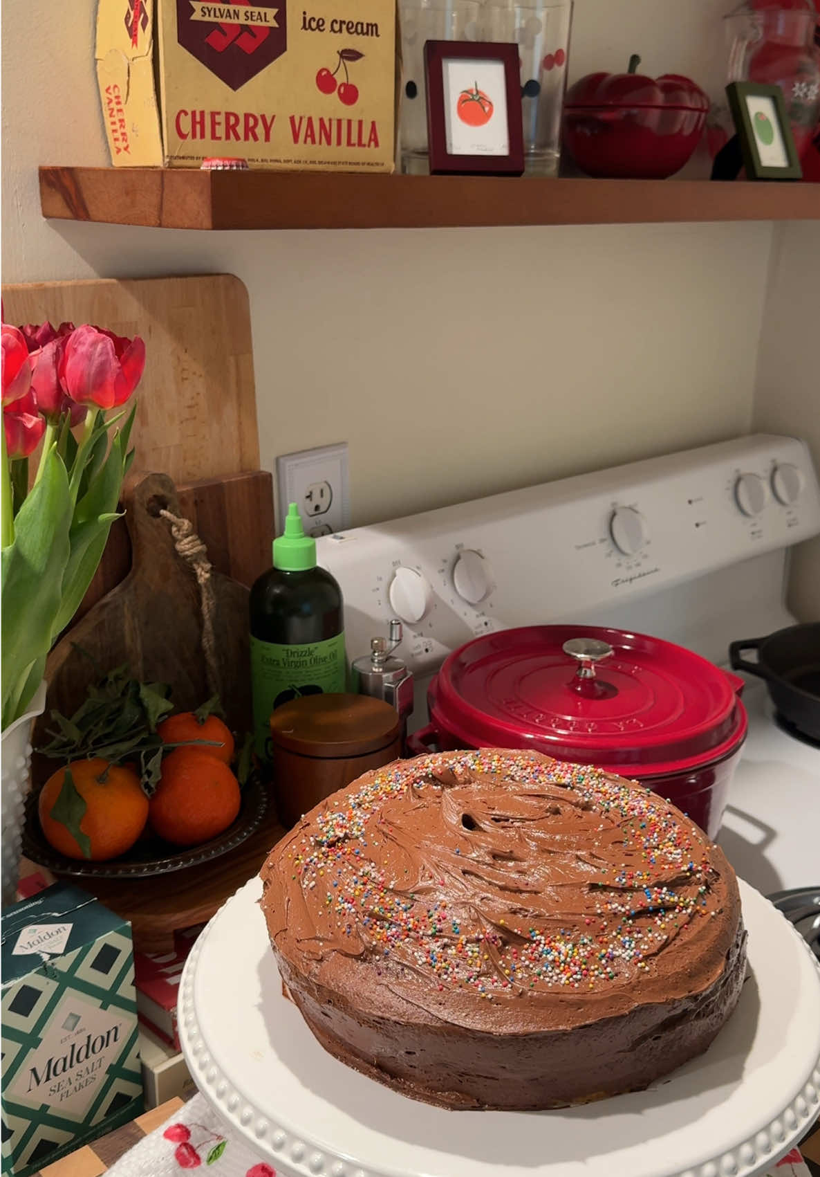 vanilla cake with chocolate frosting ✨ #bakingrecipe #kitcheninspo #homemade #foodtiktok #dessert 