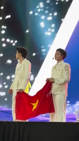 2 anh em cầm cái cờ đáng iu xỉu#duongdomic #erik #xuhuong #thinhhanh 