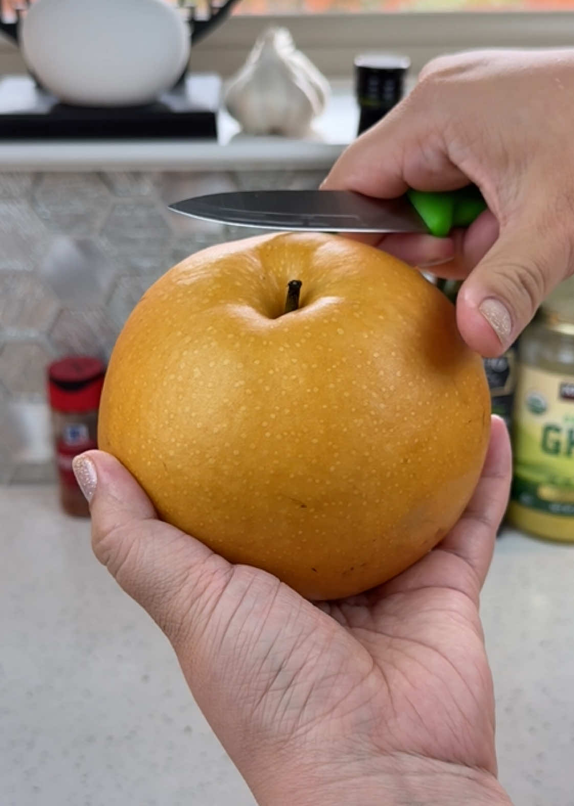 Learn the right way to peel a Korean pear! #asmr #asmrvideo #asmrpeeling #cutwithme #chefstyle 
