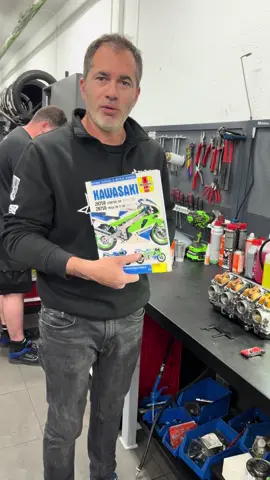 Cosas de viejos… Cómo medir el nivel de flotador de un carburador. #oldschool #classic #vintage #moto #repair #zxr #kawasaki #barcelona #taller #tienda #motorbike 