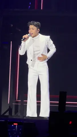 ‘Ôm Em Thật Lâu’ + suit trắng + liveband = Luỵyy 😭 #MONO #OmEmThatLau #GocBanCong 