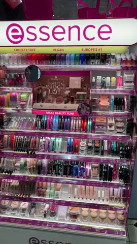 Scopri cosa acquistare da un corner Essence super fornito da Acqua & Sapone! Nuove uscite make-up per l’estate 2025: prodotti low cost, facili da usare e perfetti per un look fresco e luminoso. Ti mostro i must-have da non perdere per un trucco estivo veloce ma d’effetto! #essencecosmetics #acquaesapone #makeupestate2025 #makeuplowcost #truccoeconomico #novitamakeup #haulessence #truccoestate #makeupfacile #essencemakeuphaul #beautyitalia #makeupitalia #prodottibellezza #truccolight #makeupveloce #truccodaestate #beautyhaul #essencehaul #makeuphaul 